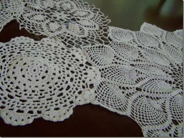 DoilyTableRunnerCloseup2