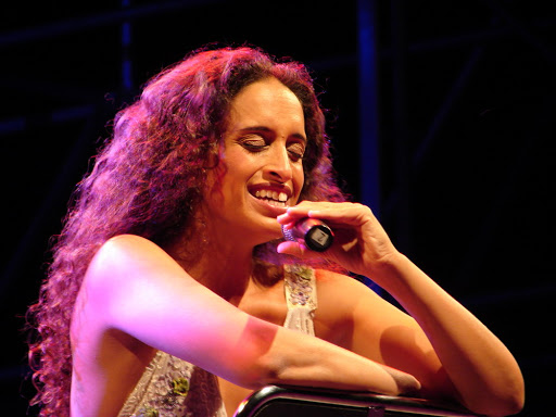 http://lh6.ggpht.com/-iULoj8IiwwY/SaHHV6m2TQE/AAAAAAAAFDM/HDsGKHIZlFc/NoaInConcert.jpg