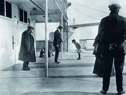 Um menino brincando no convés do Titanic Um menino brincando no convés do Titanic