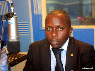 Le secrétaire général de l’Union pour la démocratie et le progrès social (UDPS) Jacquemin Shabani, ce 07/04/2011, dans les studios de Radio Okapi, à Kinshasa. Radio Okapi/ Ph. Jogn Bompengo