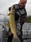 Jonas med resans största gädda. 8,1kg och 102cm.