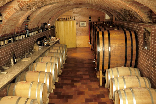 Gigi bianco酒窖
該酒莊年生產量真的相當小，圖中即為他們總酒窖大小！ 同時上方即為barbaresco該鎮古蹟級城塔～