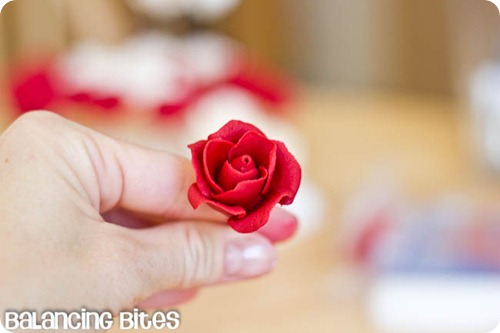 How to make small gumpaste roses (6)