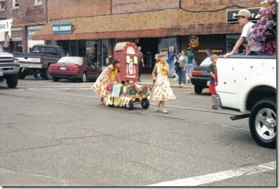 08 Kids Float in the Rainier Days in the Park Parade on July 8, 2000