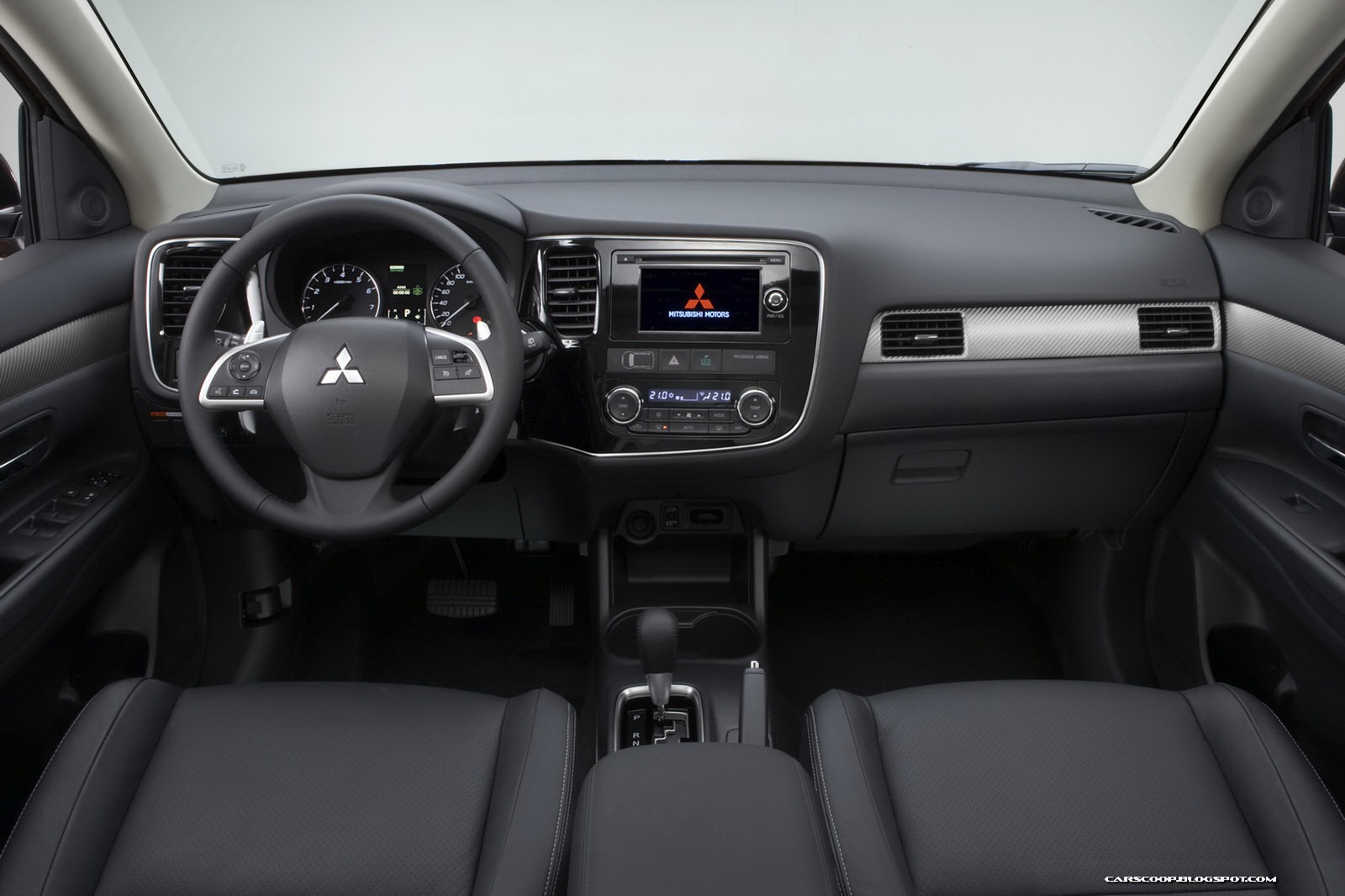 2013-Mitsubishi-Outlander-30[2].jpg