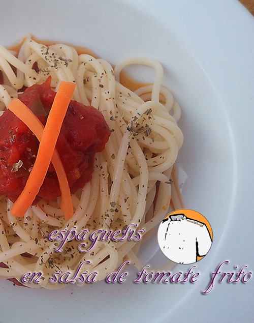 Espaguetis en salsa de tomate frito