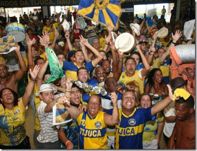 Integrantes da Unidos da Tijuca comemoram o tricampeonato na quadra da escola tijuca