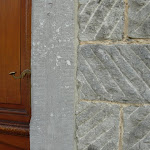 2 - Montant ciselé et mur en pierre de taille striée