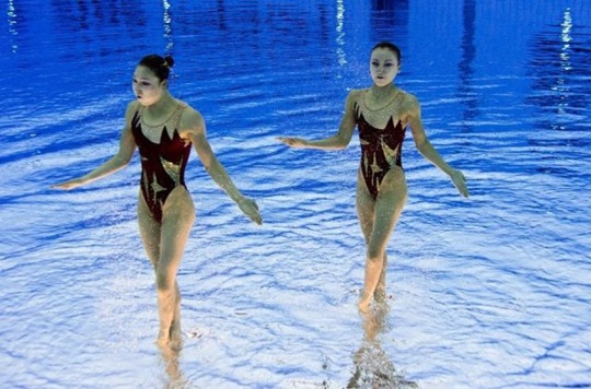 [synchronized-swimmers-underwater-3%255B2%255D.jpg]