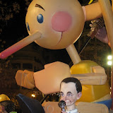 Falla Mercado Central 2011. Zapatero se ha hecho cantante.