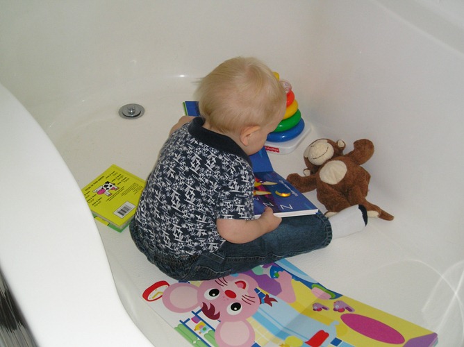[a%2520reading%2520in%2520bath%255B4%255D.jpg]