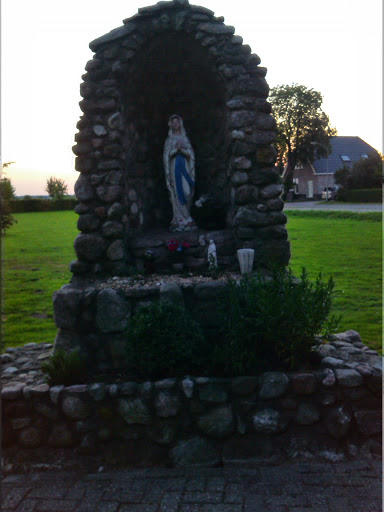Mariabeeld bij Sint Antoniuskerk