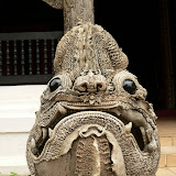 Tête de serpent naga (à tête de dragon) à lentrée du temple