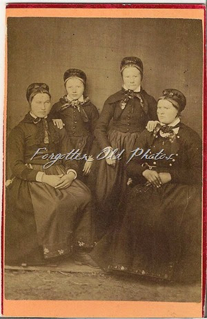 CdV Four women all in dark clothing