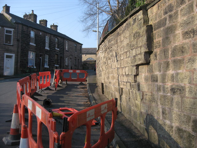 A cracked wall in the UK (Ramsbottom in Bury), a victim of subsiding soil. Paul Anderson, Wikimedia Commons via carbon-based-ghg.blogspot.com