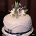Detalle tortita de los novios con ramo superior de azahares y florcitas Nomeolvides.