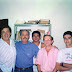 Foto tirada na sala do Paulo de Tarso e do Bassalo, em 1994. Da esquerda para a direita. Luís Antônio Oliveira, Paulo de Tarso, Marco Antonio Cunha, Bassalo e Quirino Vitório Nunes.