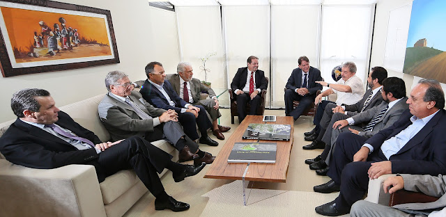Lula, os governadores Tião Viana (Acre), Jaques Wagner (Bahia), Sérgio Cabral (Rio de Janeiro), Agnelo Queiroz (Distrito Federal), Camilo Capiberibe (Amapá), Teotônio Vilela Filho (Alagoas), Cid Gomes (Ceará), Silval Barbosa (Mato Grosso) e o vice-governador do Rio de Janeiro, Luiz Fernando Pezão. Foto: Ricardo Stuckert/Instituto Lula