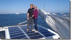 Werner von www.sail4dive.de und Helen bewundern die chinesischen Solarpanel auf Baharii