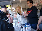 Provsmakning av olika syrade mjölkprodukter. Åse Sternesjö och Lotta Wall från SLU berättar om skillnaderna under ForskarFredag på Skansen 2011. Foto: Sofia Ljungman, SLU