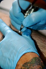 Tattoo_artist_with_latex_gloves Tattoo_artist_with_latex_gloves