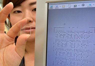A fabricante japonesa Hitachi apresentou uma placa feita de quartzo com uma nova tecnologia que pode armazenar uma quantidade de dados por milhões de anos. Um laser grava pequenos pontos na placa de quartzo que são reconhecidos pelo computador como dados binários Placa de quartzo da Hitachi