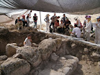 ד"ר מוטי אביעם מסביר ליפאנים באנגלית על החפירה וממצאיה