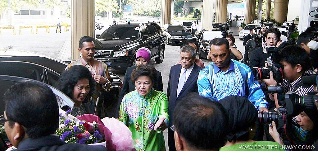 [Malaysia%2520International%2520Shoe%2520Festival%25202012%2520Kuala%2520Lumpur%2520The%2520QueenTourism%2520Minister%2520Dr%2520Ng%2520Yen%2520Yen%2520Jimmy%2520Choo%2520shoe%2520couture%2520designer%255B10%255D.jpg]