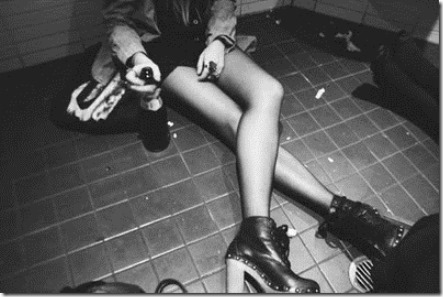alcohol-black-and-white-cigarrette-drink-girl-Favim_com-264681
