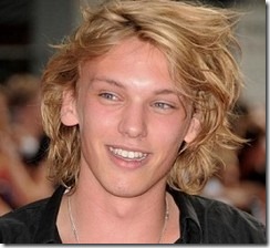Jamie Campbell árnyékokra vadászik