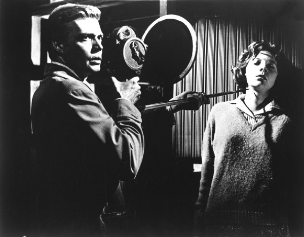 1_MULTIPART_xF8FF_2_DT-Peeping Tom.jpg 1 MULTIPART xF8FF 2 DT Peeping Tom