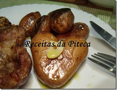 Batatas assadas com azeite e alho-empratado