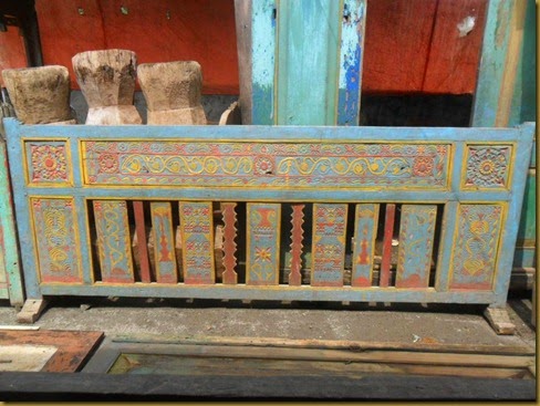 Sketsel kayu jati antik buatan lama dan unik dengan jari jari bergerigi Sketsel kayu jati antik buatan lama dan unik dengan jari jari bergerigi