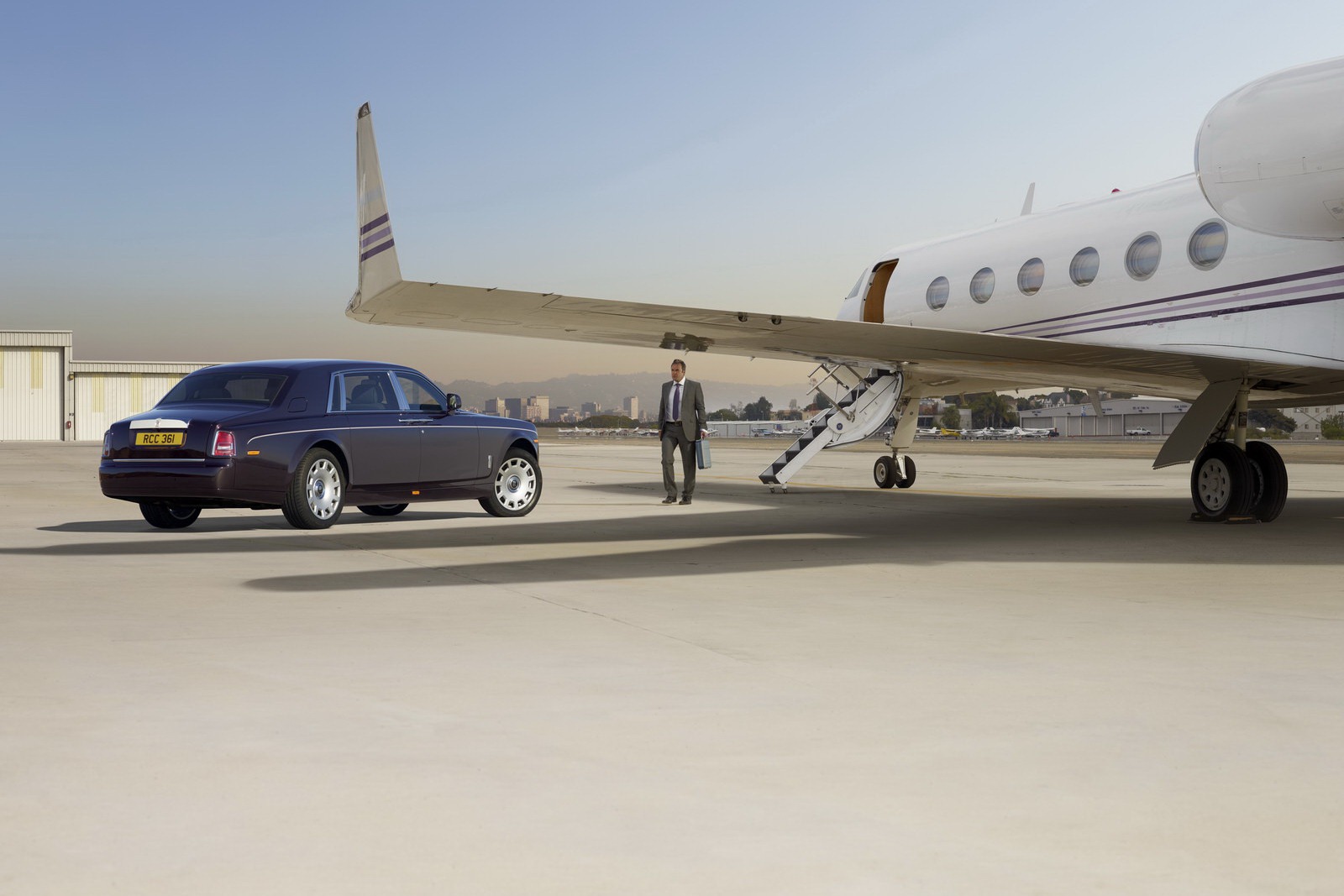 2013-Rolls-Royce-Phantom-Series-II-48[2].jpg