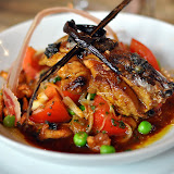 Tranche de foie gras.
La vanille, les petits-pois, tomates, girolles et la vinaigrette rafraîchissent le tout. Les légumes sont excellents, comme le foie gras.