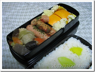 ポークソーセージと鶏団子・小芋の煮物弁当(2012/02/22)