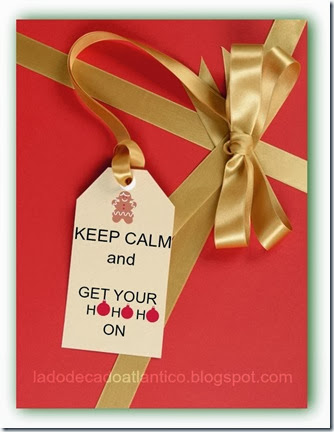 Banner para a BC de Fotos sobre o Natal Imagem de um presente em papel vermelho amarrado um laço de fita dourada e uma Tag Keep Calm