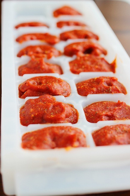 5-Minute Pizza Sauce – Make your own pizza sauce with just 5 ingredients and 5 minutes. Freeze it in ice cube trays, too! | thecomfortofcooking.com