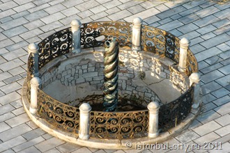 Змеиная колонна сквозь тысячелетия растёт вниз Змеиная колонна сквозь тысячелетия растёт вниз