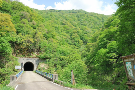 牛岳トンネルと三段の滝入口