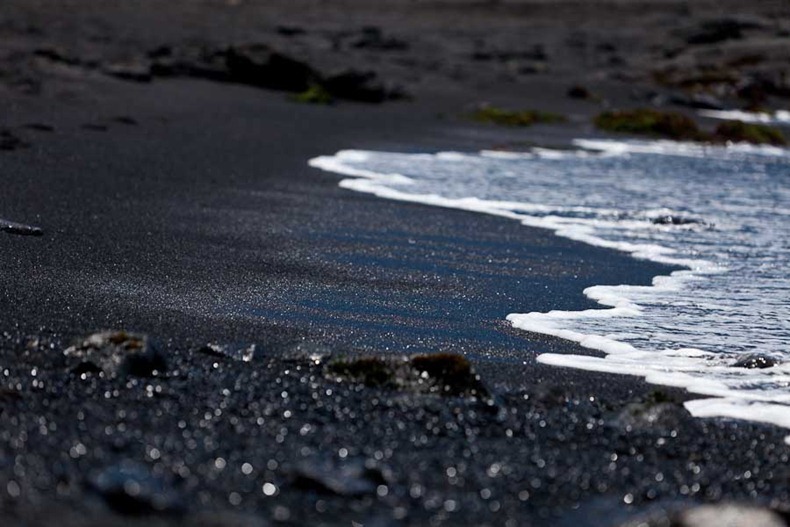«بيوناليو» شاطئ الرمال السوداء Punaluu-black-beach-85
