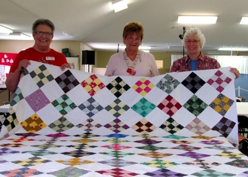 [1203097%2520Mar%252007%2520Marcia%2520Barb%2520Ann%2520with%2520Raffle%2520Quilt%255B4%255D.jpg]