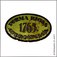 Г.148  Фасадная доска  «Pirma Rigas. Apdrosin.Sab. 1765. ». Сталь, эмаль, 12,5 х 20,5 см.  Из  коллекции Д.Р.Никулина
