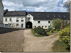 Kerniel, abdij Mariënlof ('klooster van Colen'): de binnenkoer gezien van bij de toegangspoort. Links achteraan het gastenverblijf