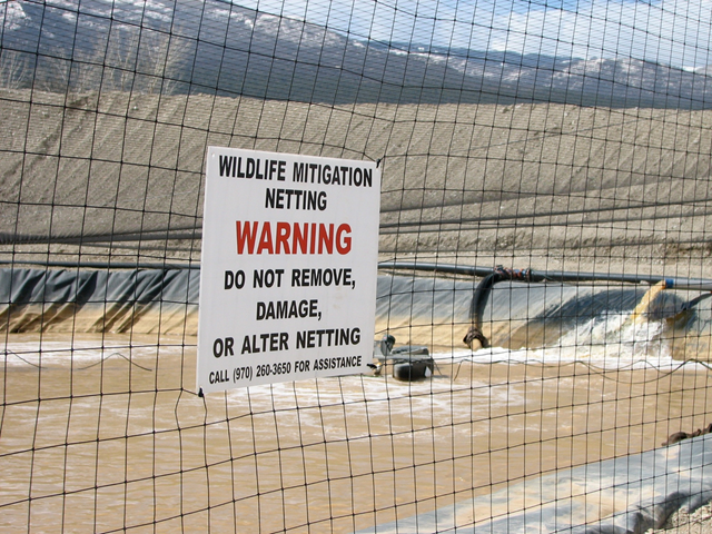 Wildlife mitigation netting surrounds a holding pond that stores waste water from a hydraulic fracturing site at Piceance Basin Natural Gas Operations, 15 April 2009. EnergyTomorrow / Flickr Creative Commons