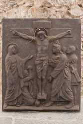 XII. Station – Jesus stirbt am Kreuz.

Diese Szene wird direkt am Hügel dargestellt – in Form des Granitkreuzes

Foto: Vojtěch Krajíček