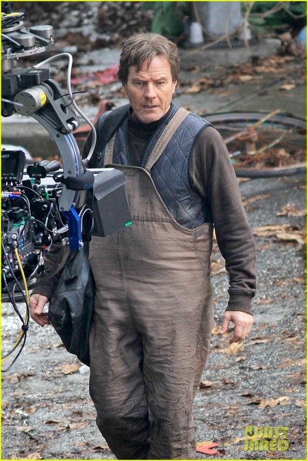 Godzilla Set Photos Reveal First Look at Bryan Cranston and Aaron Taylor-Johnson 08