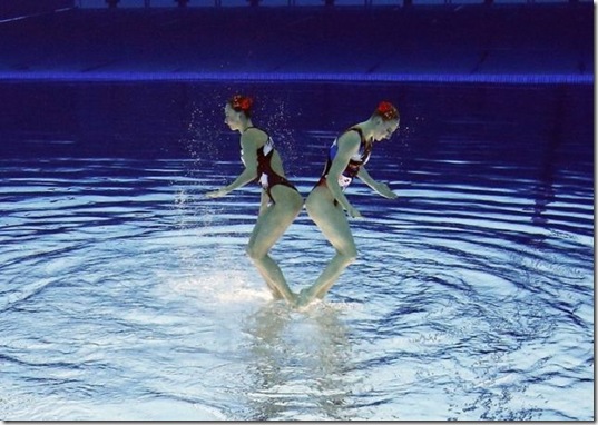 synchronized-swimmers-underwater-11
