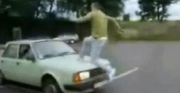 Compilação pulos sobre um carro em movimento que não deram certo Compilação pulos sobre um carro em movimento que não deram certo