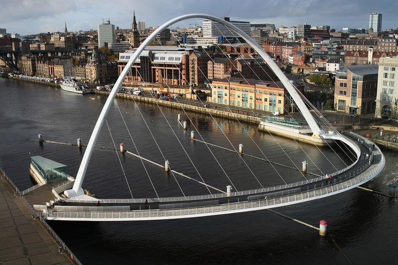  الجسر المائل الوحيد في العالم .. Gateshead-millennium-bridge-72